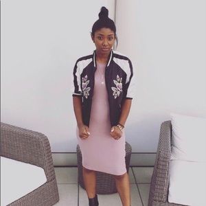 Bomber Szn Forever 21  Satin Floral Embroidered Bomber Jacket
Black & White